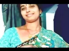 විශාල තන පුඩු ඇති MILF දෙකක් වාසනාවන්ත බ්ලොක්ට මග පාදයි